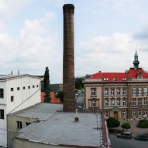 Panoramatický pohled na budovu mlýna a Komenského náměstí se základní školou