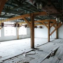 Uvnitř budovy mlýna byla dřevěná patra s výstuhami